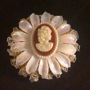 Vintage fashion cameo pin